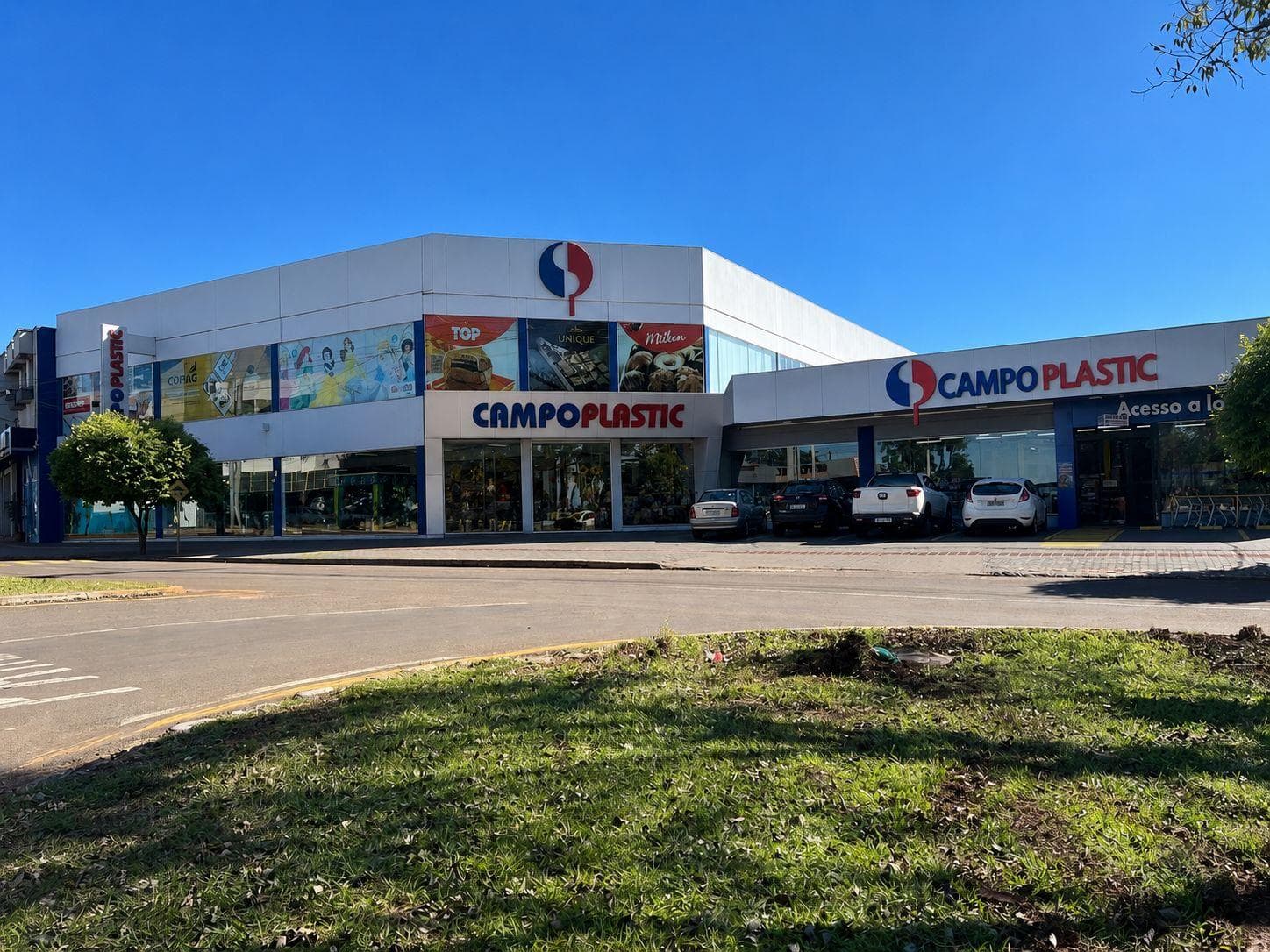 Fachada completa da Campoplastic em Campo Mourão